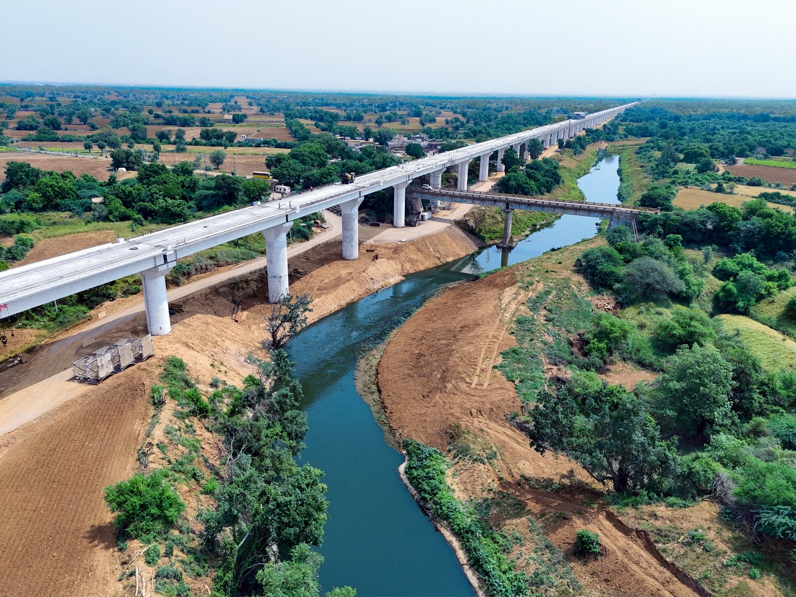 MAHSR Viaduct construction through SBS (Over-slung) method at Bharuch District, December 2023 (2)